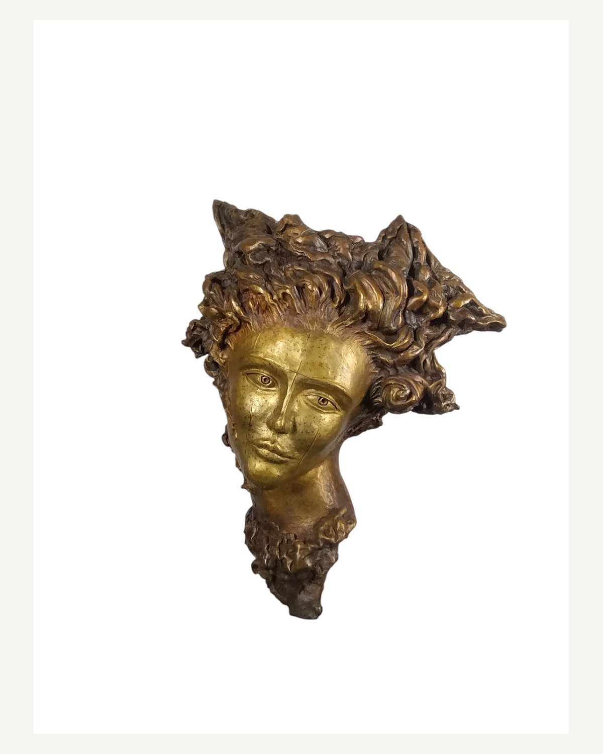 Coquette de Dan Trullén, bronce, vista frontal sobre fondo blanco