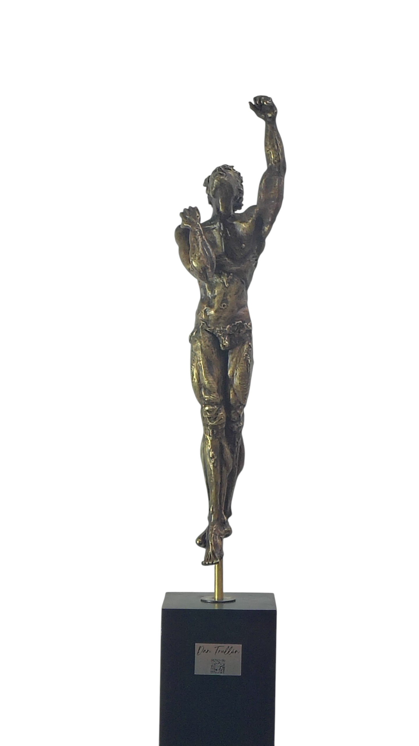 Ascenso de Dan Trullén, bronce, vista frontal sobre fondo blanco